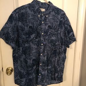 GAP men’s hawaiian leaf print button shirt